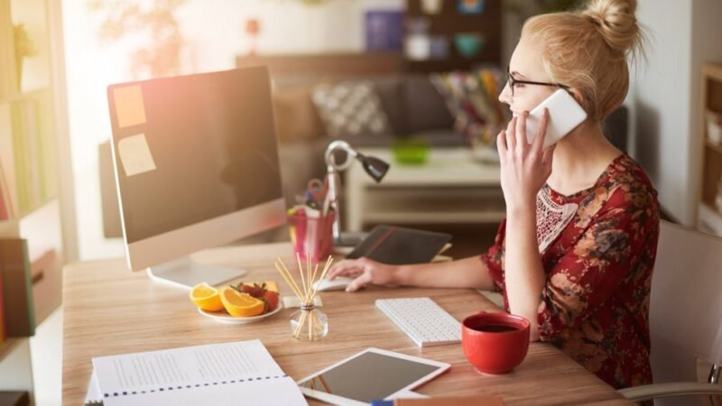 Travail administratif à domicile : 12 emplois simples et accessibles pour débuter (Guide 2026)