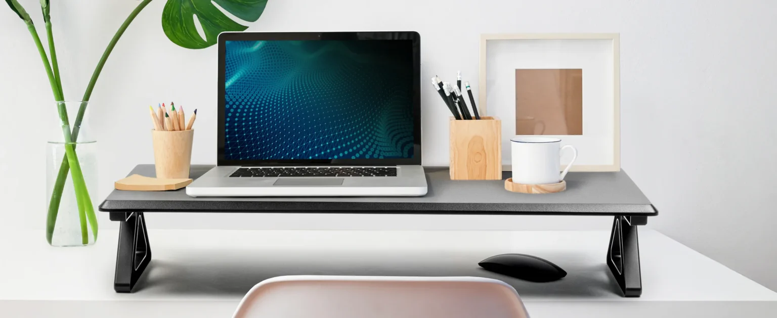 Bureau équipé d’un support pour écran