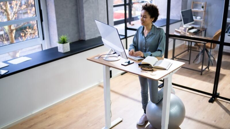 Bureau assis-debout : pourquoi tout le monde s’y met (et comment choisir le tien)