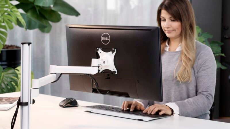 Les bras articulés d’écran : pourquoi c’est un game changer en télétravail