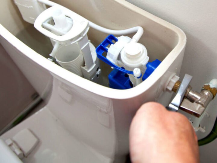 Chasse d’eau qui fuit : comment éviter une facture d’eau énorme (méthode test + solution express à moins de 15 €)