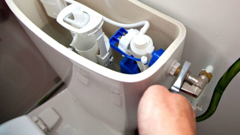Chasse d’eau qui fuit : comment éviter une facture d’eau énorme (méthode test + solution express à moins de 15 €)