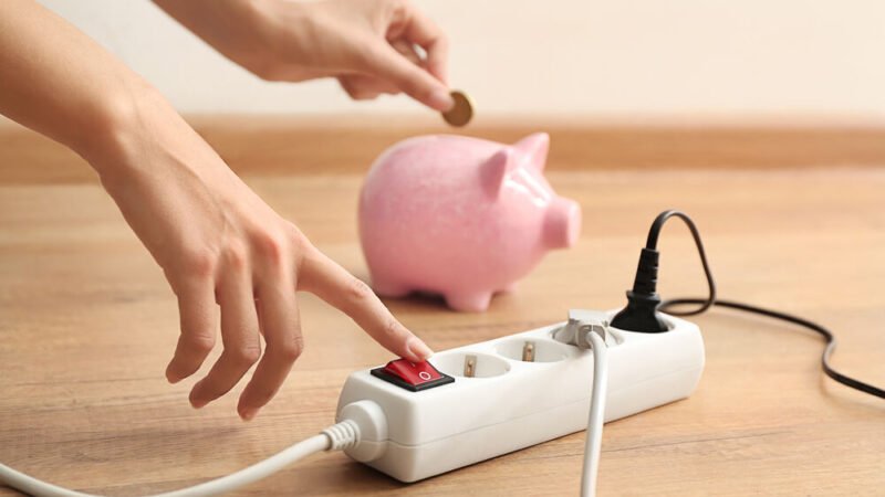 Appareils en veille : comment repérer ceux qui vous coûtent 150 à 200 € par an (et les couper automatiquement)