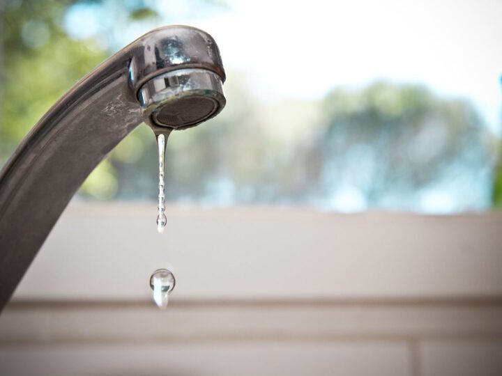 Robinet qui goutte : combien ça vous coûte vraiment + solution rapide à moins de 10 €