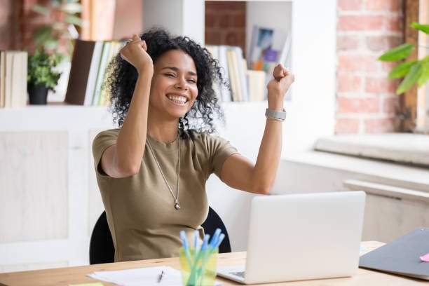 Comment devenir Growth Marketer en télétravail : compétences, formation et plan d’action